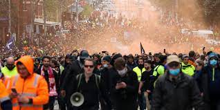 Melbourne - Protests by construction workers against the mandatory vax have continued for two days.
