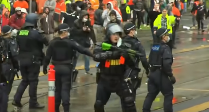 Violence erupts outside CFMEU headquarters in Melbourne as tradies protest mandatory jabs