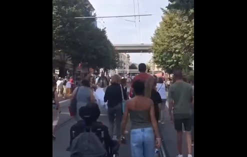 Macron's mannequin during the demonstrations of French Pharma-Fascism.