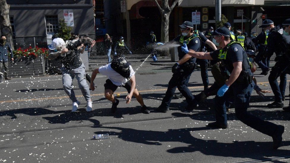 Australia has its internet connection cut to stop people from around the world to see this: Pepper spray used on anti-lockdown protesters in Melbourne