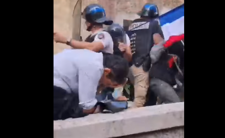 NICE: Clashes near the house of Mayor Estrosi who banned the demonstration in the City Center, September 25, 2021, in France